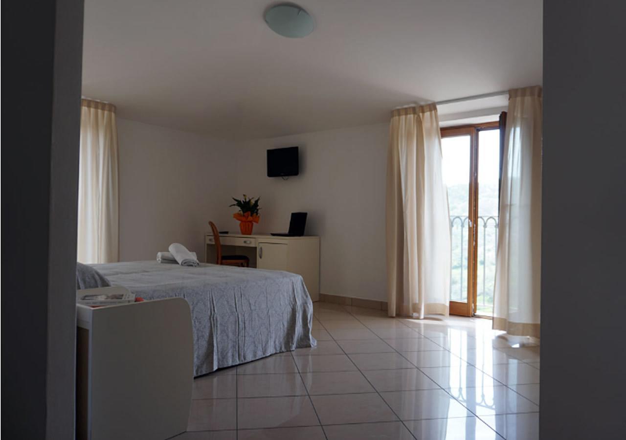Hotel Croccia Accettura Екстер'єр фото